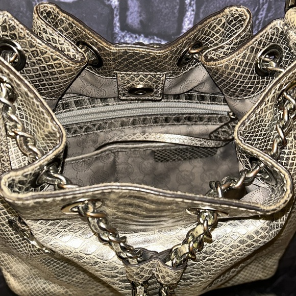 Michael Kors FRANKIE Embossed
Leather Glossy Silver Metallic Python
Bucket Bag - Picture 8 of 16